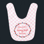 Babador Berry First Birthday<br><div class="desc">Primeira festa de aniversário de morango doce com morangos e amoras azuis em fundo de prancha de picnic rosa</div>