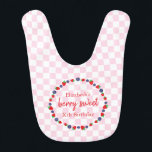 Babador Berry Sweet Birthday<br><div class="desc">Festa de aniversário de morango doce com morangos e amoras azuis em fundo de prancha de picape rosa</div>