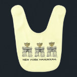 Babador Nova York Hanukkah Chanukah NYC Menorah Candles<br><div class="desc">Bib apresenta uma ilustração original de um marco clássico da NYC "vestido" para os feriados! Não vê o que está procurando? Precisa de ajuda para a personalização? Entre em contato com este designer para criar algo só para você.</div>