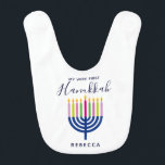 Babador Primeiro Hanukkah Menorah<br><div class="desc">Primeiro Hanukkah com a ideia do presente de Menorah para o bebê,  personalizada com nome.</div>