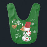 Babador Snowman Christmas Bells<br><div class="desc">Esta belezinha de natação apresenta um adorável boneco de neve vestindo um chapéu de cima e carregando uma bengala vermelha e branca listrada que é amarrada com um arco verde bonito. Atrás dele está uma fita branca com holly e uma campainha. As imagens são colocadas sobre um fundo verde de...</div>