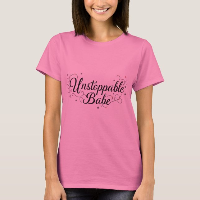 Babe Implacável Empoderando Design de Camisa T. (Frente)