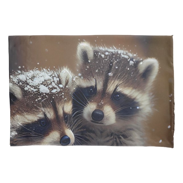 Baby Raccoons Huddle in Falling Snow (Frente)