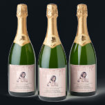Bachelorette rosa gold, foto de noiva<br><div class="desc">Pode ser usado na frente de uma garrafa, mas é usado para trás. Para uma festa de solteira divertida, chá de panela. Personalize e adicione uma foto da noiva. Adicione seu texto, fatos divertidos, biografia sobre a noiva e seus nomes. Um fundo de cor rosa dourado da moenda decorado com...</div>