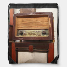 velho rádio clássico feito de madeira
