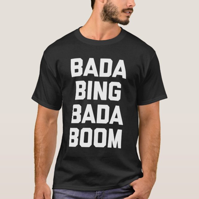 Bada Bing Bada Boom T-Shirt Engraçado Dizendo Sarc (Frente)