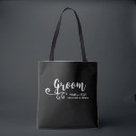 Bag Tote do Groom | Script Moderno Preto legal<br><div class="desc">O Groom vai adorar esta mala de tote personalizada! Duplamente lado a lado com uma fonte de script branco de tendência divertida e giro, a bolsa também apresenta duas linhas de texto personalizado - adicione o nome do Groom, a data do casamento, o local, etc. Altere a cor de fundo...</div>