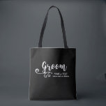 Bag Tote do Groom | Script Moderno Preto legal<br><div class="desc">O Groom vai adorar esta mala de tote personalizada! Duplamente lado a lado com uma fonte de script branco de tendência divertida e giro, a bolsa também apresenta duas linhas de texto personalizado - adicione o nome do Groom, a data do casamento, o local, etc. Altere a cor de fundo...</div>