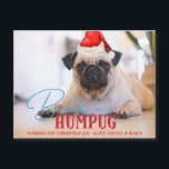 Bah Humpug Pug Dog Foto de Natal Personalizada Eng<br><div class="desc">Bah Humpug Pug Dog Foto de Natal Personalizada Engraçada em Santa Hat móvel com Tipografia de Férias e Citações de Feriado Divertido, Santa Hat e Ilustração de Pug Bonito. Com texto de script de tendência em azul brilhante e vermelho. Uma citação engraçada e fofa para os Pet-Lovers de Natal, feriados...</div>