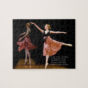 Bailarina no quebra-cabeça preto e vermelho