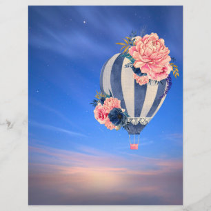 Balão de ar floral no céu azul romântico