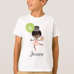Ballerina Birthday Kids T-shirt afro-americana<br><div class="desc">Nossas camisas de aniversário bonitas de bailarina podem ser personalizadas com a idade da garota de aniversário no balão e personalizadas com seu nome abaixo dele. Uma bailarina salta pelo ar vestindo uma tutu tiara e rosa e um leotard com um cupcake numa mão e um balão na outra. Trabalho...</div>