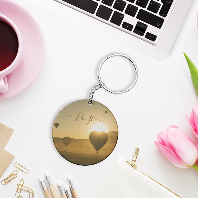 Balões de ar quente na chaveiro do céu (Hot air balloons in the sky keychain)