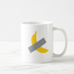 Banana amarela com caneca de café de arte em fita