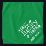 Bandana A Rua do Pai Verde Simples é uma  de amuleto.<br><div class="desc">Bandana do Dia de Patrick com o Charme Sortudo do Pai da Tipografia Branca com Shamrock e Paw. Você pode escrever o nome do seu animal de estimação na bandana. Ideal como presente para amantes de cães,  pais de cães.</div>