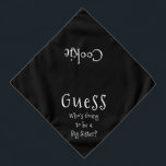 Bandana Adivinha quem vai ser um Cão Negro Irmã Grande<br><div class="desc">Banda branca, com um anúncio de texto bonito, engraçado... Adivinha quem vai ser uma Irmã Grande? Porque o seu animal de estimação também faz parte da família! Perfeito para anunciar um novo animal de estimação ou bebê! A cor de fundo é personalizável para qualquer cor desejada, assim como o estilo,...</div>