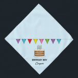 Bandana Bolo com faixa colorida no menino azul de aniversá<br><div class="desc">A ilustração original do desenho de Destei de um bolo de aniversário marrom com quatro velas e um banner colorido sobre o bolo. A cor de fundo é azul claro. Uma área de texto personalizável diz: "Garoto de aniversário" enquanto em outra há espaço para um nome.</div>