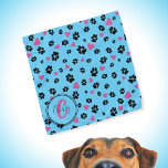 Bandana Impressões de pata e padrão de corações Blue Monog<br><div class="desc">Uma bandana branca com estampas pretas e corações cor-de-rosa. Adorável acessório para cães e donos de cães :) ・ Personalize-o com o nome e o monograma do animal de estimação, exclua texto ou personalize ainda mais - edite fontes, cores, redimensione/mova/exclua elementos, adicione texto e muito mais ou transfira-o em outro...</div>