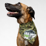 Bandana Nome Personalizado de Pesca Pet de Cão de Bass Cam<br><div class="desc">Uma legal bandana verde do camo para o cão que adora pescar com seu dono da costa,  no barco ou no caiaque. Este design apresenta um baixo grande,  o nome pode ser personalizado ou removido.</div>