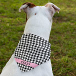 Bandana Nome rosa personalizado Cachorro do padrão houndst<br><div class="desc">Impresso em um lado, bandana padrão robusta preto e branco com o nome do animal de estimação em uma banda rosa. Duas apresentações disponíveis: 18"x18" (crianças, cães pequenos) e 22"x22" (adultos, cães grandes). Altere facilmente o nome usando o Modelo fornecido. Tecido leve que respira bem e seca rapidamente. 100% de...</div>