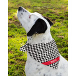 Bandana Nome Vermelho Personalizado na Pet de Padrão Hound<br><div class="desc">Impresso em um lado, bandana padrão robusta preto e branco com o nome do cachorro em uma banda vermelha. Duas apresentações disponíveis: 18"x18" (crianças, cães pequenos) e 22"x22" (adultos, cães grandes). Altere facilmente o nome usando o Modelo fornecido. Tecido leve que respira bem e seca rapidamente. 100% de poliéster fiado....</div>