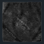 Bandana Onyx Black Velvet | Monograma de Grunge Chalkboard<br><div class="desc">Paleta de humor dramática com fundo de veludo esmagado, de inspiração gótica escura e rica, da coleção "Moody Jewel Tones". Este design apresenta uma textura de cor d'água de veludo inspirada em tons de joia profundos. A aparição metálica falsa dá-lhe uma sofisticação limpa e um aspecto personalizado. O moderno gradiente...</div>
