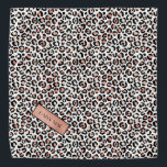 Bandana Padrão Leopard Dourado de Rosa Chic Personalizado<br><div class="desc">Mostre o quanto você ama os animais com esta bonita bandana-de-leopardo-rosa. Personalize-o com o nome do seu animal de estimação na placa dourada rosa. Aposto que seu animal de estimação vai ficar adorável vestindo-o!</div>