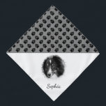 Bandana Pet Personalizado Fotografia E Nome Com Peças Pret<br><div class="desc">Design personalizável de modelo de foto de animal com patas pretas em uma cor de fundo (alterável). Altere a fotografia de exemplo para uma fotografia do seu próprio animal de estimação e personalize o campo de texto com o seu texto personalizado. Metade do item é reservado para uma foto de...</div>