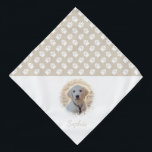 Bandana Pet Personalizado Fotografia E Nome Com Pinças Bra<br><div class="desc">Design de modelo de foto de animais de estimação bonito e personalizável com patas brancas em uma cor de fundo bege (alterável). Altere a fotografia de exemplo para uma fotografia do seu próprio animal de estimação e personalize o nome e o campo de texto com o seu texto personalizado. Metade...</div>