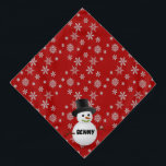 Bandana Snowflakes e Snowman Dog Name<br><div class="desc">Vestir seu cachorro para a bandana da época de Natal e inverno. Esta bandana vermelha apresenta um fundo floco de neve com uma camada de neve e espaço para o nome do seu cachorro.</div>