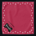 Bandana Tripulação óssea Cat Viva Magenta<br><div class="desc">Estique seu animal de estimação com esse adorável cão branco ou bandana gata. A cor é Viva Magenta com pegadas brancas e uma citação honesta e fofa "Estou Aqui para os Tratamentos." Outras cores e tamanhos disponíveis na minha loja Zazzle.</div>