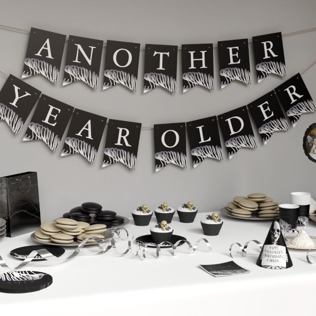 Bandeirinha Halloween Skeleton Black and White Birday (Another year older? Happy Birthday! Bunting to decorate your home if you have a Halloween Birthday)