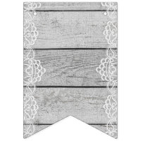 Painel de madeira leve com cadarço branco.