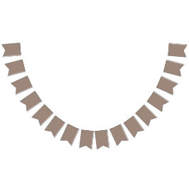 Bandeirinha uma parede marrom com um relógio