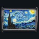 Bandeja A Noite Estrelada de Vincent Van Gogh<br><div class="desc">A pintura é dominada por um céu noturno cheio de lua e estrelas. Ele ocupa três quartos do plano fotográfico e parece turbulento, até agitado, com padrões intensos que parecem atravessar sua superfície como ondas. Ela está repleta de órbitas brilhantes - incluindo a lua crescente à extrema direita, e Vênus,...</div>