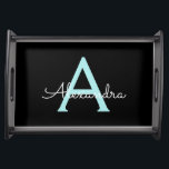 Bandeja Aqua Teal Blue Script Girly Monographic Name<br><div class="desc">Local de Serviço da Bandeja do Monograma Simples Azul Preto e Azul-Aqua. Isso faz a formatura perfeita,  aniversário,  casamento,  chá de panela,  aniversário,  chá de fraldas ou presente de festa de solteira para alguém que ama luxo de vidro e estilos quíticos.</div>