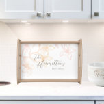 Bandeja Bonito Pink Floral Farmhouse Personalizado<br><div class="desc">Com um belo design floral pastel estas bandejas têm uma variedade de estilos de decoração de cozinha. Personalize com o nome da família e a data estabelecida para um doce presente de manutenção.</div>
