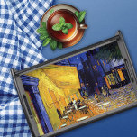 Bandeja Cafe Terrace na Noite Vincent van Gogh<br><div class="desc">Uma bandeja de serviço com Cafe Terrace at Night (1888), por Vincent van Gogh (1853-1890). Esta pintura a óleo impressionista poste captura lindamente o ambiente encantador de uma rua movimentada em Arles, França, iluminada pelo brilho quente do terraço do café. Sua construção resistente garante durabilidade, fazer perfeita para servir salgadinhos,...</div>
