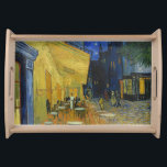 Bandeja Café Terrace por Vincent Van Gogh<br><div class="desc">Essa pintura de uma vista colorida ao ar livre é uma obra pitoresca, a visão de um espectador relaxado que desfruta do charme de seu entorno sem nenhuma preocupação. Recorda o humor de Van Gogh quando escreveu que "a noite está mais viva e mais rica do que o dia." O...</div>