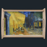 Bandeja Café Terrace por Vincent Van Gogh<br><div class="desc">Essa pintura de uma vista colorida ao ar livre é uma obra pitoresca, a visão de um espectador relaxado que desfruta do charme de seu entorno sem nenhuma preocupação. Recorda o humor de Van Gogh quando escreveu que "a noite está mais viva e mais rica do que o dia." O...</div>