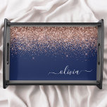 Bandeja Marinho Azul Rosa Dourado Blush Cor-de-rosa brilha<br><div class="desc">Marinho Azul e Rosa Dourado - Cor-de-rosa-azul-esfarelo Falso Surgkle Script Monograma Name Place Servindo Bandeja. Isso faz a formatura perfeita,  aniversário,  casamento,  chá de panela,  aniversário,  chá de fraldas ou presente de festa de solteira para alguém que ama luxo de vidro e estilos quíticos.</div>