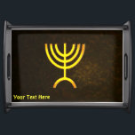 Bandeja Menorah Flame<br><div class="desc">Uma renderização digital marrom e dourada da menorah judia de sete ramificações (hebraico: מְ נ וֹ רָ ‎). Personalize adicionando seu próprio texto. A menorah de sete ramificações, usada no santuário portátil montado por Moisés na selva e, mais tarde, no Templo em Jerusalém, tem sido símbolo do judaísmo desde a...</div>