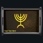 Bandeja Menorah Flame<br><div class="desc">Uma renderização digital marrom e dourada da menorah judia de sete ramificações (hebraico: מְ נ וֹ רָ ). Personalize adicionando seu próprio texto. A menorah de sete ramificações, usada no santuário portátil montado por Moisés na selva e, mais tarde, no Templo em Jerusalém, tem sido símbolo do judaísmo desde a...</div>