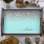 Bandeja Monograma de Prata Leve Azul Aqua<br><div class="desc">Aqua Blue - Teal e Silver Faux Sparkle Script Monograma Name Place Serving Tray. Isso faz a formatura perfeita,  aniversário,  casamento,  chá de panela,  aniversário,  chá de fraldas ou presente de festa de solteira para alguém que ama luxo de vidro e estilos quíticos.</div>