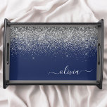 Bandeja Monograma de Sparkle Azul Girly Marinho de Prata<br><div class="desc">Marinho Blue e Silver Faux Sparkle Script Monogramo Name Place Serving Tray. Isso faz a formatura perfeita,  aniversário,  casamento,  chá de panela,  aniversário,  chá de fraldas ou presente de festa de solteira para alguém que ama luxo de vidro e estilos quíticos.</div>