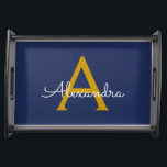 Bandeja Nome do Monograma da Rapariga do Script Moderno Do<br><div class="desc">Marinho Azul e Dourado Script Simples Monograma Name Place Serving Tray. Isso faz a formatura perfeita,  aniversário,  casamento,  chá de panela,  aniversário,  chá de fraldas ou presente de festa de solteira para alguém que ama luxo de vidro e estilos quíticos.</div>