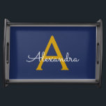 Bandeja Nome do Monograma da Rapariga do Script Moderno Do<br><div class="desc">Marinho Azul e Dourado Script Simples Monograma Name Place Serving Tray. Isso faz a formatura perfeita,  aniversário,  casamento,  chá de panela,  aniversário,  chá de fraldas ou presente de festa de solteira para alguém que ama luxo de vidro e estilos quíticos.</div>