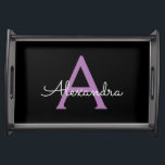 Bandeja Nome do Monograma Girly de Script Preto Roxo<br><div class="desc">Nome do Monograma de Script Simples Preto e Roxo Local para Servir a Bandeja. Isso faz a formatura perfeita,  aniversário,  casamento,  chá de panela,  aniversário,  chá de fraldas ou presente de festa de solteira para alguém que ama luxo de vidro e estilos quíticos.</div>