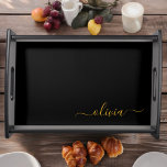 Bandeja Nome do Monograma Rapariga de Script Moderno Doura<br><div class="desc">Local de Serviço do Monograma de Script Simples Preto e Dourado. Isso faz a formatura perfeita,  aniversário,  casamento,  chá de panela,  aniversário,  chá de fraldas ou presente de festa de solteira para alguém que ama luxo de vidro e estilos quíticos.</div>