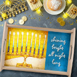 Bandeja Passo Amarelo Dourado Chanucah Menorah Brilhante<br><div class="desc">"Brilhando brilhante a noite toda." Uma fotografia de perto de uma foto brilhante, colorida e amarela do menorah de arte dourada com sotaque teal ajuda-o a comandar o feriado de Hanukkah no estilo. Sinta o calor e a alegria da época de férias sempre que você usa esta incrível e colorida...</div>